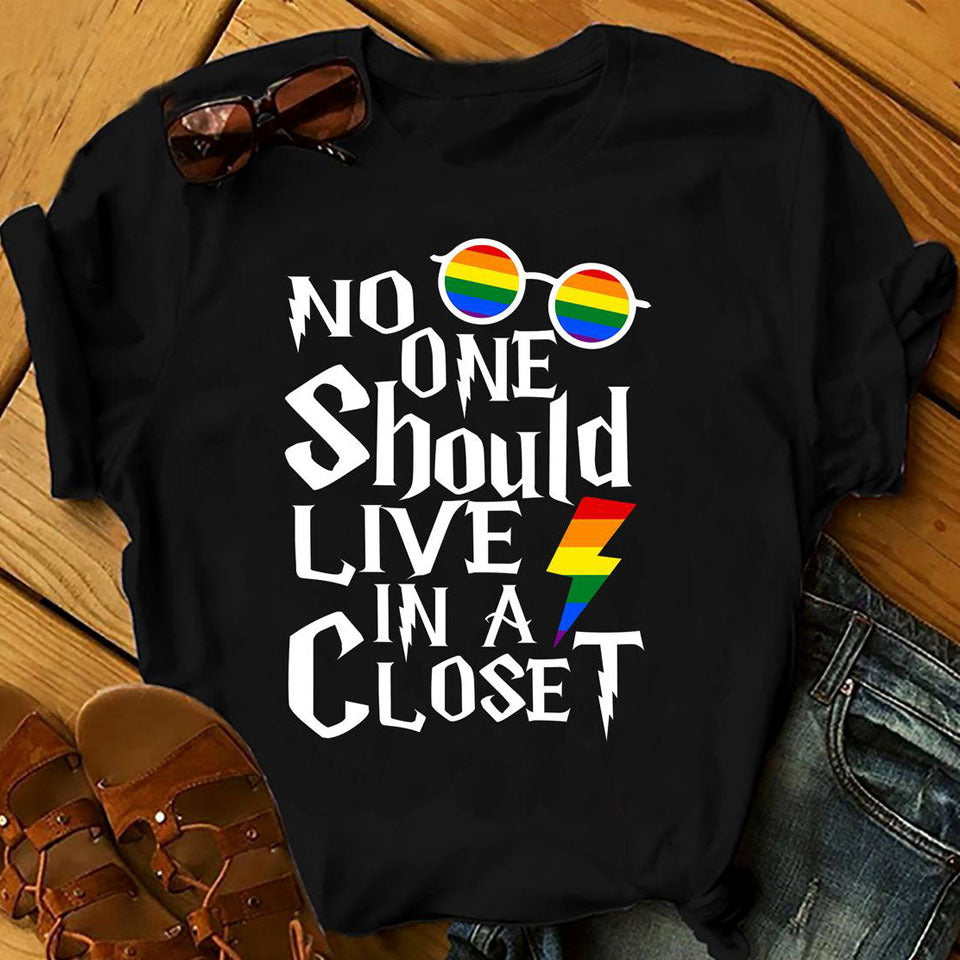 Closet T-shirt Alt text